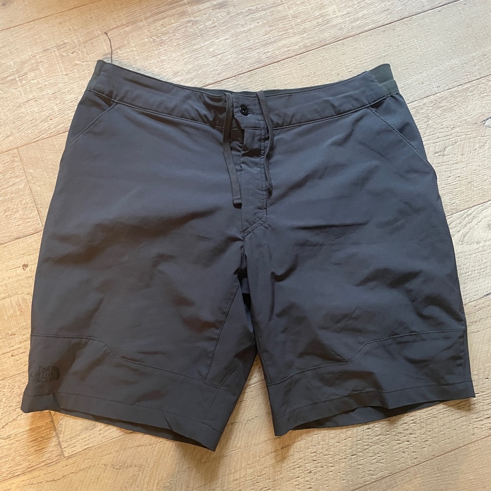 North Face Shorts Men’s Size 36 waist Gray zipper side pocket lightweight